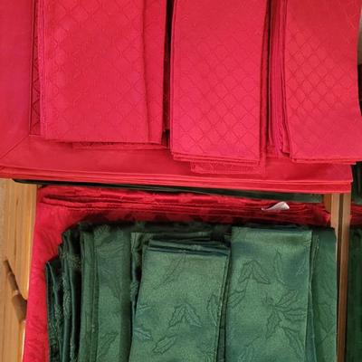 HOLIDAY LINEN TABLECLOTHS AND NAPKINS