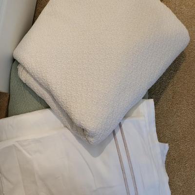 2 QUEEN BLANKETS AND BEDSKIRT