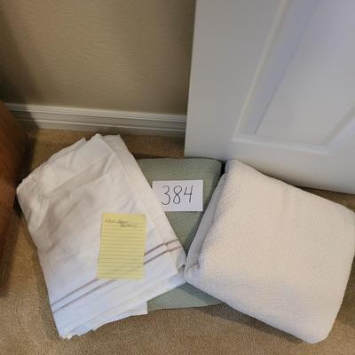 2 QUEEN BLANKETS AND BEDSKIRT