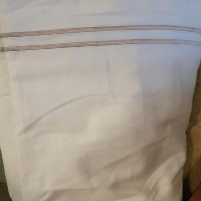 2 QUEEN BLANKETS AND BEDSKIRT