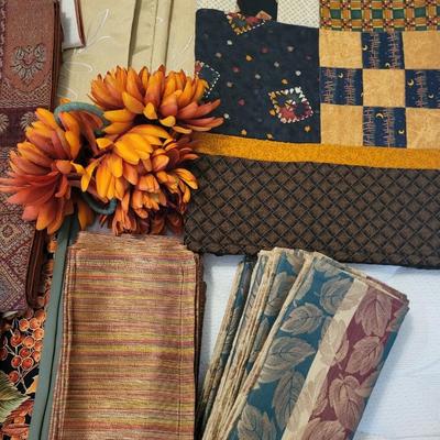 AUTUMN TABLECLOTHS, TABLE RUNNERS, NAPKINS, PLACEMATS & HANDMADE QUILT