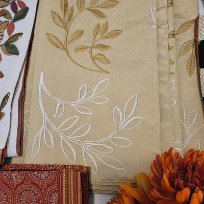 AUTUMN TABLECLOTHS, TABLE RUNNERS, NAPKINS, PLACEMATS & HANDMADE QUILT