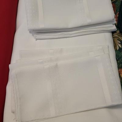 LINEN TABLECLOTHS AND NAPKINS