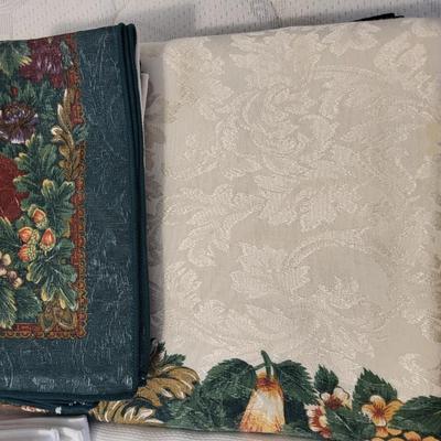LINEN TABLECLOTHS AND NAPKINS