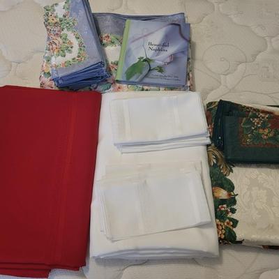 LINEN TABLECLOTHS AND NAPKINS