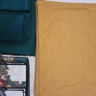 LINEN TABLECLOTHS AND NAPKINS