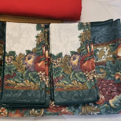LINEN TABLECLOTHS AND NAPKINS