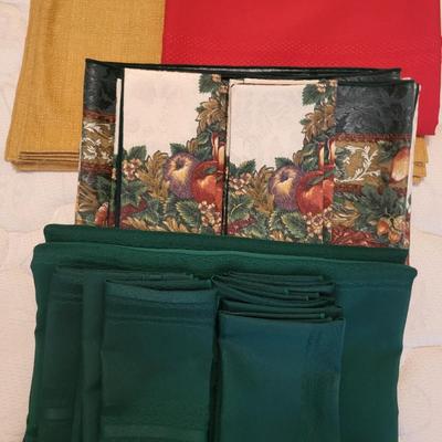 LINEN TABLECLOTHS AND NAPKINS