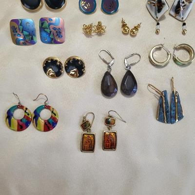 A SELECTION OF COSTUME EARRINGS