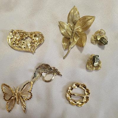 W GERMANY BROOCH W/MATCHING EARRINGS, 4 OTHER BROOCHES