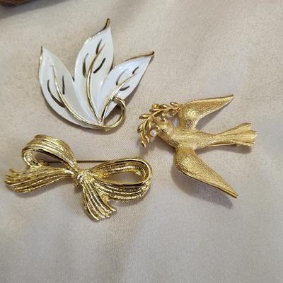 SWANK CUFFLINKS/TIE TACKS, SETS OF JEWELRY AND BROOCHES