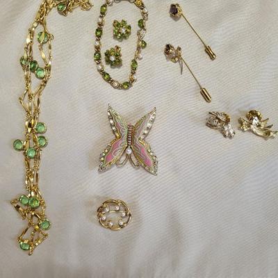 NICE COLLECTION OF COSTUME JEWELRY