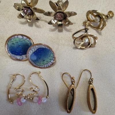 COSTUME JEWELRY EARRINGS