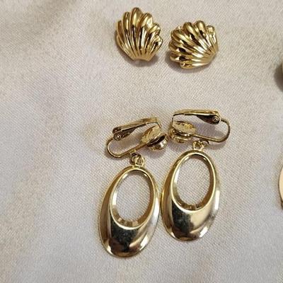 COSTUME JEWELRY EARRINGS