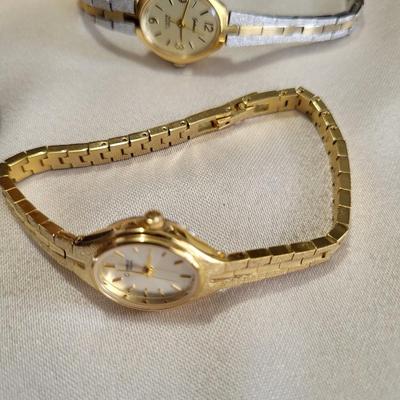 A GROUP OF WATCHES THAT NEED NEW BATTERIES AND A LIGHTER