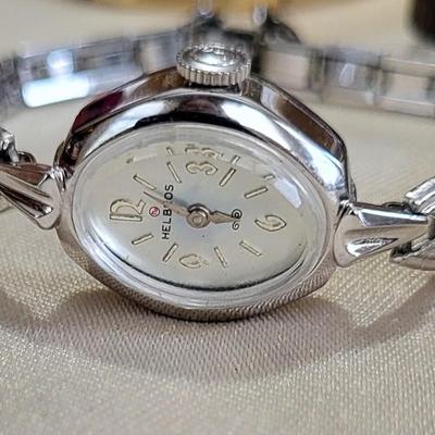 A GROUP OF WATCHES THAT NEED NEW BATTERIES AND A LIGHTER