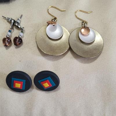 PIERCED EARRINGS AND A BEADED BRACELET