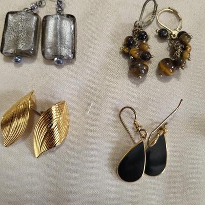 PIERCED EARRINGS AND A BEADED BRACELET