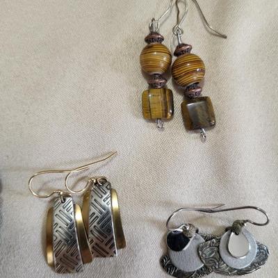 PIERCED EARRINGS AND A BEADED BRACELET