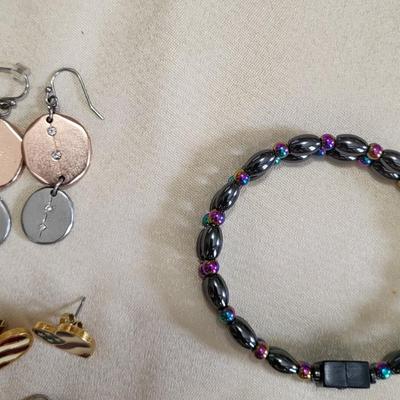PIERCED EARRINGS AND A BEADED BRACELET
