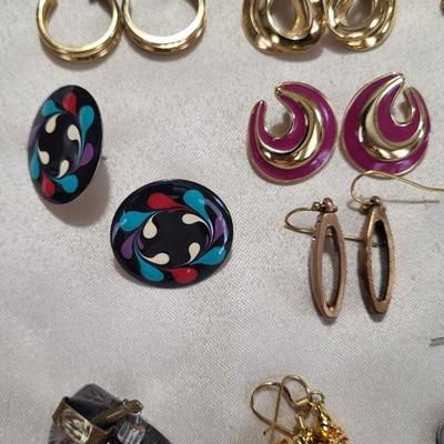 AN ASSORTMENT OF PIERCED EARRINGS