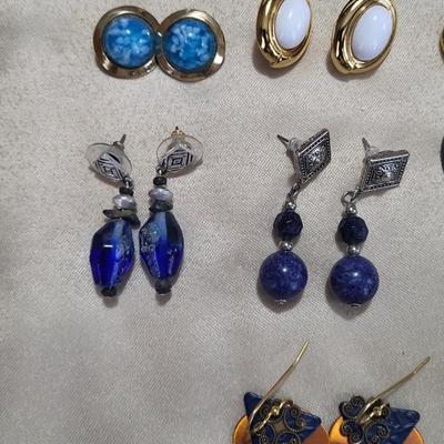 AN ASSORTMENT OF PIERCED EARRINGS