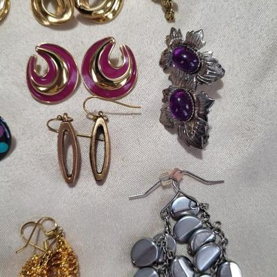 AN ASSORTMENT OF PIERCED EARRINGS