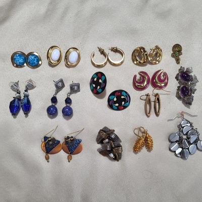 AN ASSORTMENT OF PIERCED EARRINGS