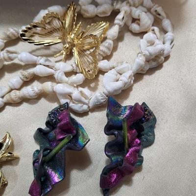 FELT SECTIONED BOXES, SEASHELL NECKLACE BUTTERFLY PIN AND MORE