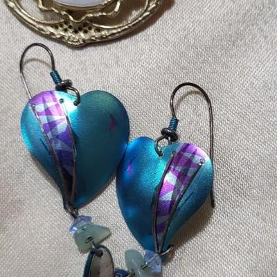 AN ASSORTMENT OF COSTUME JEWELRY