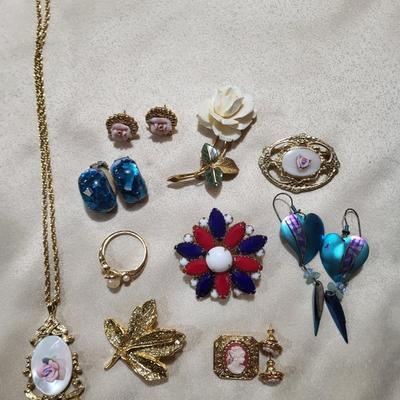 AN ASSORTMENT OF COSTUME JEWELRY