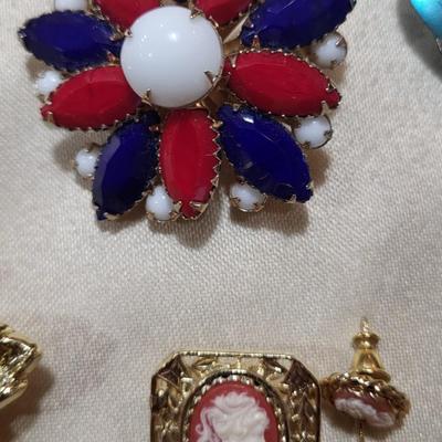 AN ASSORTMENT OF COSTUME JEWELRY