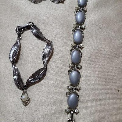 BRACELETS AND A PAIR OF EARRINGS
