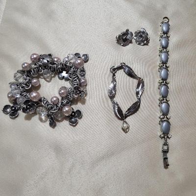 BRACELETS AND A PAIR OF EARRINGS