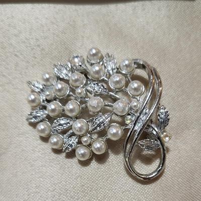 SEASHELL AND OTHER NECKLACES, EARRINGS AND A BROOCH