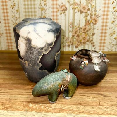 28 LOT 3 PIECES ART POTTERY VASES BEAR FEATHER BEAD DECORATION TAJA