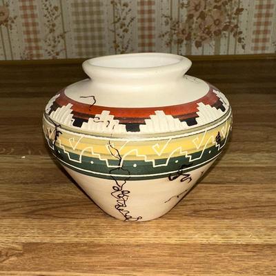 30 NAVAJO POTTERY VASE ARTIST SIGNED HORSE HAIR PAINTED DEOCDRATION