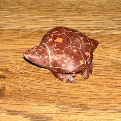33 LOT 8 SMALL PIECES OF HAND MADE POTTERY STORY TELLER CARVED TURTLE