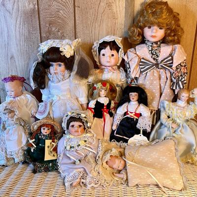 42 GROUP LOT OF PORCELAIN/CLOTH DOLLS ASSORTMENT