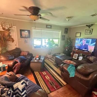 Stunning complete leather living room set by Rooms to go look at pictures receipt intact