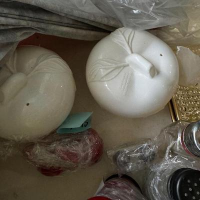 Free combine ship lot of ceramics and Porcelain kitchen figures