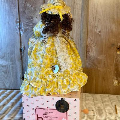 46 VINTAGE 1988 BRINN'S MUSIC BOX DOLL PLAYS "IN THE GOOD OLD SUMMERTIME"