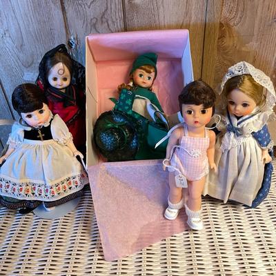 51 GROUP LOT MADAME ALEXANDER INTERNATIONAL DOLLS & WENDY ANN BETSY ROSS