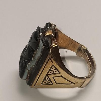 MEN'S 14K GOLD RING WITH A CAMEO