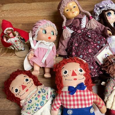 55 GROUP OF 12 SMALL FLOK ART DOLLS RAGGADY ANN & ANDY AMISH GERMAN