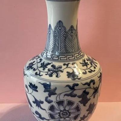 Vintage Chinese Peony Vase 6-Charater Marking w/Double Circles 8" Tall Preowned from an Estate Cleanout in VG Condition as Pictured.