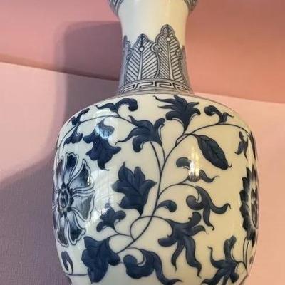 Vintage Chinese Peony Vase 6-Charater Marking w/Double Circles 8" Tall Preowned from an Estate Cleanout in VG Condition as Pictured.