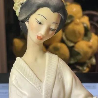 Vintage Giuseppe Armani Asian Lady Figurine Dated 1987 Florence 13" Tall in VG Preowned Condition.