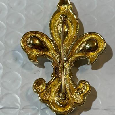 Vintage Swarovski Style Fashion Crystal Pin/Brooch in Good Preowned Condition.