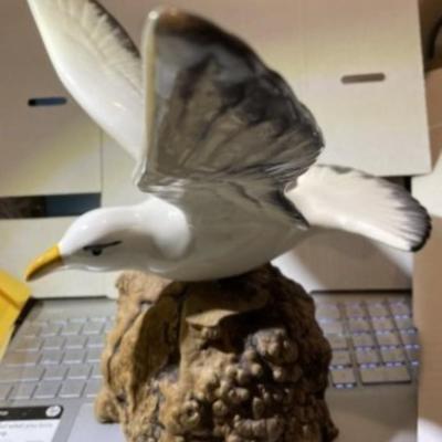 Vintage 15" Wingspan Ceramic Seagull Decoy on a Driftwood Base in Good Preowned Condition.